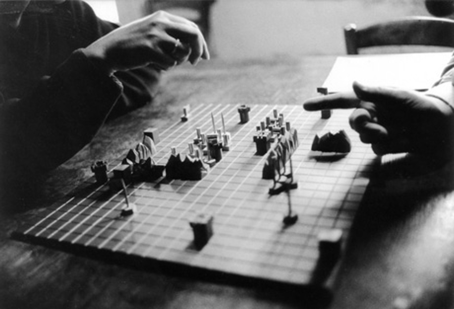 Alice Becker-Ho und Guy Debord spielen “Jeu de la guerre”, 1987